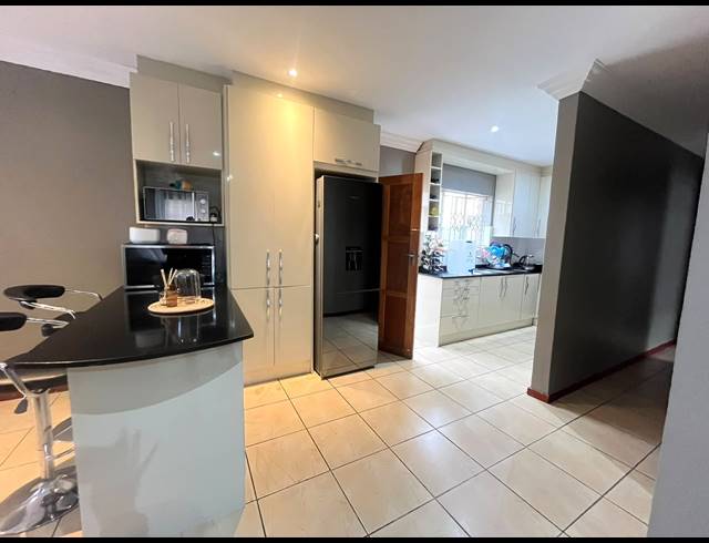 3 BEDROOM TOWNHOUSE FOR SALE IN BENDOR